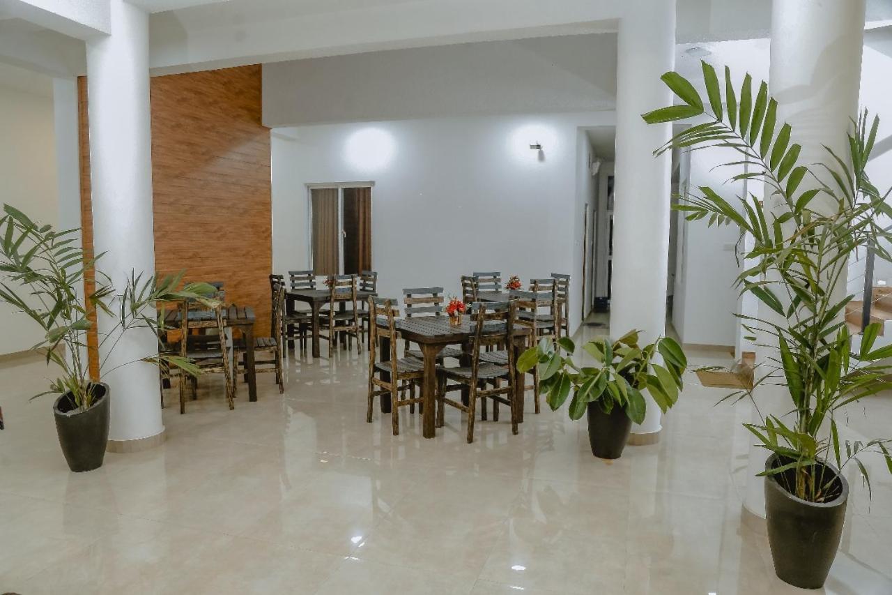 Lucky Transit Hotel - Katunayake Airport Exteriör bild